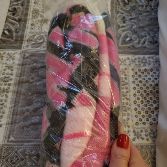 VS/PINK Scarf - Picture 3 of 6